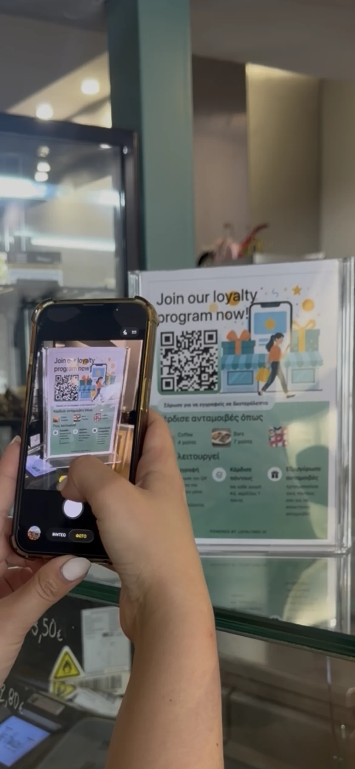 Klant scant de Loyaltree QR poster